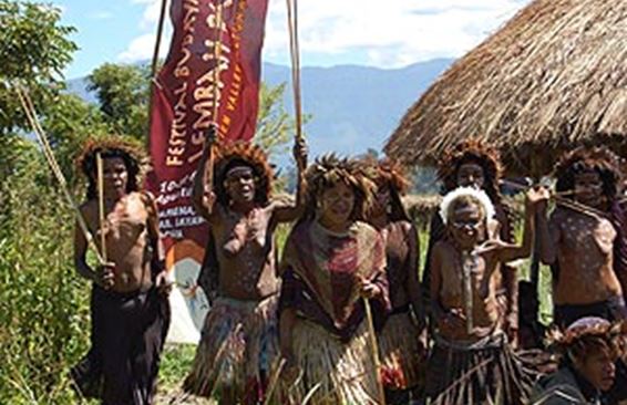 Фестиваль папуасских племен в Вамене