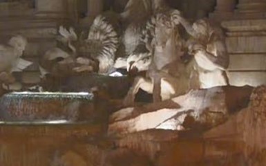 Вечером у фонтана Треви в Риме