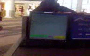 Туристка опоздала на самолет. Видео Jackal575 (youtube.com)
