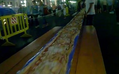 Итальянцы сделали самую длинную пиццу в мире