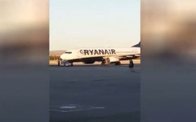 Пассажир Ryanair догоняет свой самолет