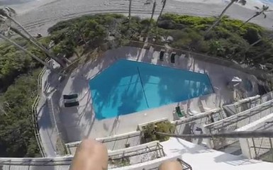 Сумасшедший прыжок туриста в бассейн с крыши отеля