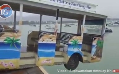 В Таиланде автобус чуть не сдуло в море