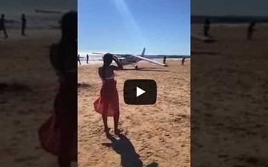 Самолёт сбил людей на пляже в Португалии