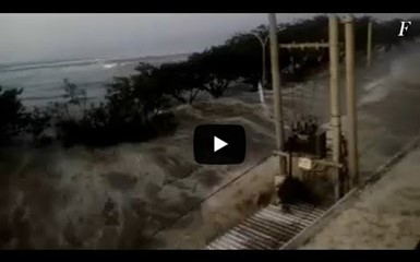 Страшнейшее цунами обрушилось на берега Индонезии 
