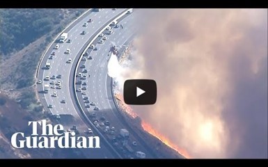 Пожарные спасают людей у автострады Сими Валей в Калифорнии
