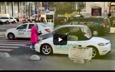 Блондинка топором порубила Порш (Porsche) в центре Киева