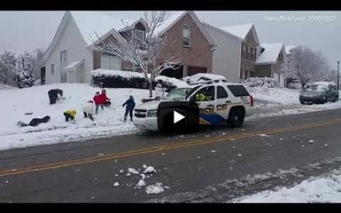 Полицейские устроили «снежную битву» с детьми