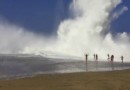 На Гавайях гигантская волна смыла туристов