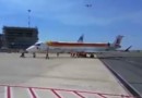 Сотрудники аэропорта Рима толкают самолет до курорта