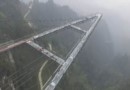 Стеклянная дорожка на 200 метровой высоте открылась в Китае