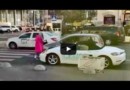 Блондинка топором порубила Порш (Porsche) в центре Киева