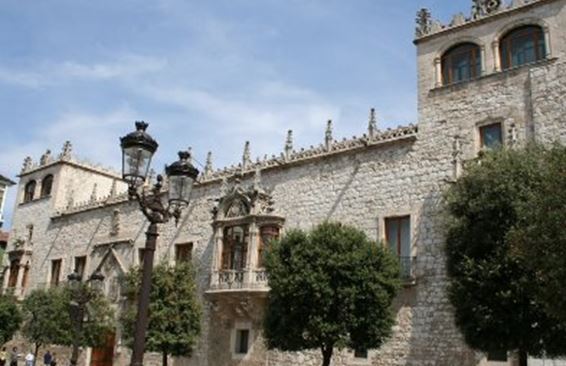 Дворец Каса-дель-Кордон