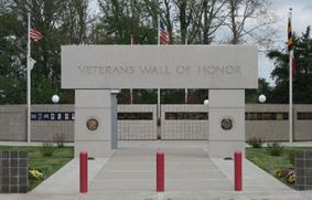 Памятная стена ветеранов в Белла-Виста-Лейк