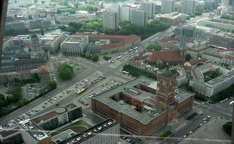 Вид на Rotes Rathaus с соседней телевизионной башни