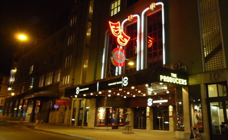 Парадный вход в Nye Teater в вечернем освещении