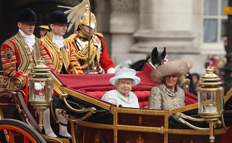 Королева Елизавета II и Камилла, герцогиня Корнуолла направляются в Букингемский дворец, Лондон, Великобритания, 5 июня 2012 года. (Sean Gallup/Getty Images)