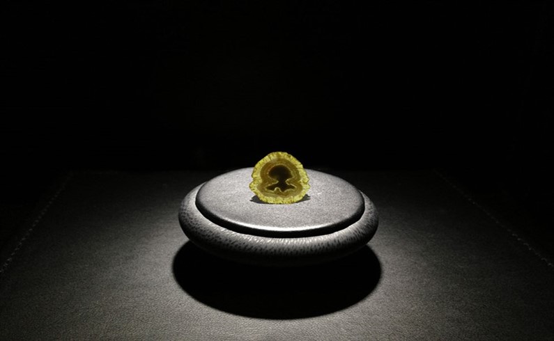 Натуральный желтый бриллиант с вкраплением в виде женского профиля
