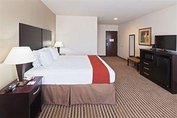 Holiday Inn Express & Suites Brady