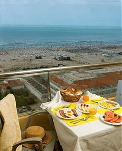 Yellow Monte Gordo Beach Hotel