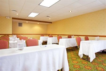 Holiday Inn Express Hotel & Suites Grand Rapids Airport