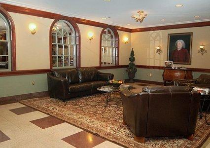 The Governor Dinwiddie Hotel & Suites