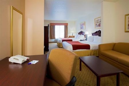 Holiday Inn Express Hotel & Suites - Tampa Stadium Airport