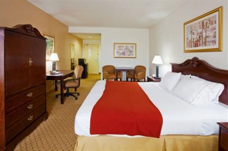 Holiday Inn Express Hotel & Suites - Tampa Stadium Airport