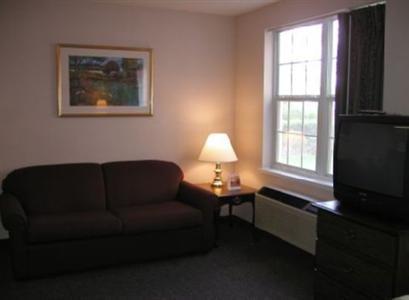 Crestwood Suites - Town Center Mall