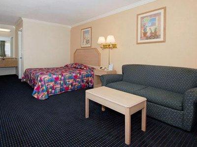 Econo Lodge Inn & Suites Fiesta Park