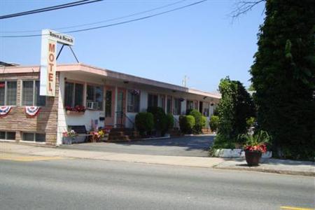 Town and Beach Motel