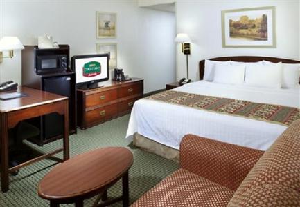 Courtyard by Marriott Tulsa Central