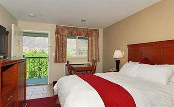 Riverland Inn & Suites