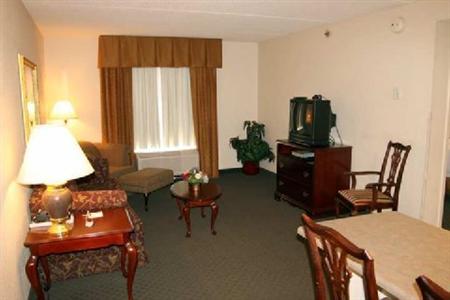 Hampton Inn and Suites Charlottesville - At The University