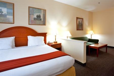 Holiday Inn Express Hotel and Suites Petersburg / Dinwiddie