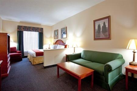 Holiday Inn Express Hotel and Suites Petersburg / Dinwiddie