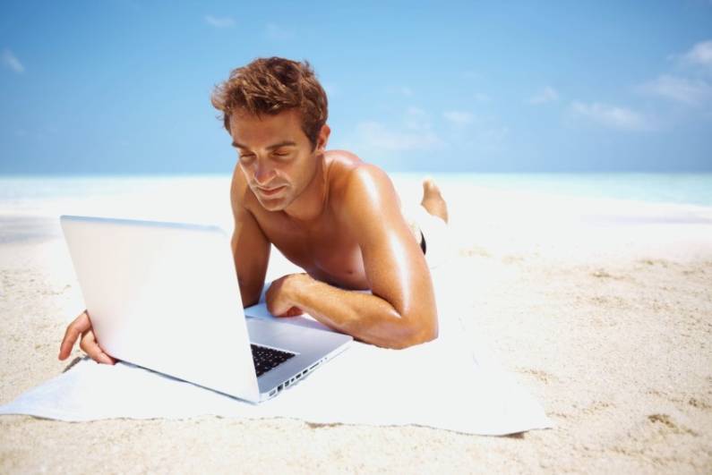 С хорошим ноутбуком можно работать и на пляже