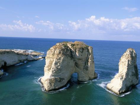 Скалы в море возле Бейрута