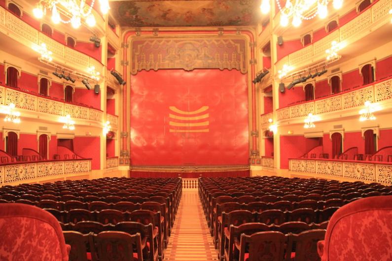 Зрительский зал Театра Фортуни