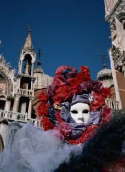 каждый год венецианский карнавал проходит под каким–нибудь особым девизом