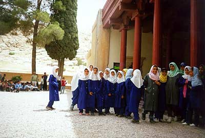 Школьницы у музея в Персеполисе
